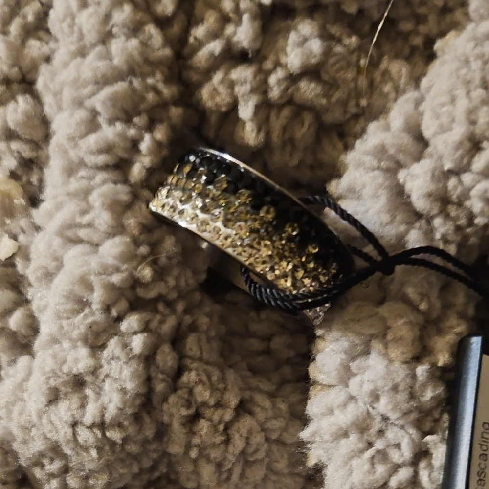 Elegant Black and Gold Women's Ring